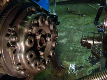 Специалисты ЮТЭК производят ремонт двигателя МТЗ