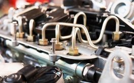 Специалисты ЮТЭК производят ремонтные работы дизельного двигателя и КПП