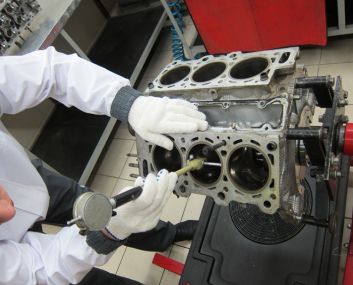 Специалисты ЮТЭК проводят ремонт ГБЦ двигателя